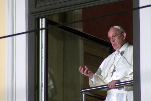 papież franciszek w oknie na franciszkańskiej